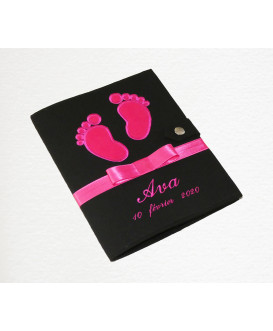 Protège carnet de santé rigide personnalisé - modèle baby feet fille - noir et rose fuchsia