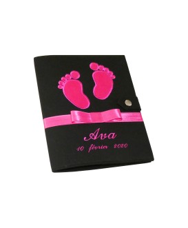 Protège carnet de santé rigide personnalisé - modèle baby feet fille - noir et rose fuchsia