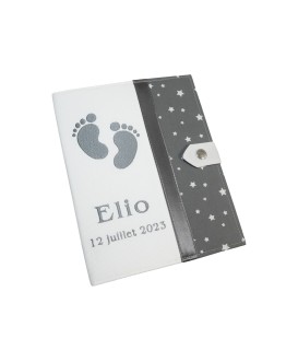 Protège carnet de santé garçon rigide personnalisé - baby feet - blanc - gris - Cadeau de naissance personnalisé