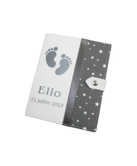 Protège carnet de santé garçon rigide personnalisé - baby feet - blanc - gris - Cadeau de naissance personnalisé