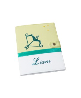 Protège carnet de santé rigide  personnalisé vert anis - blanc - sagittaire - cadeau de naissance fille ou garçon