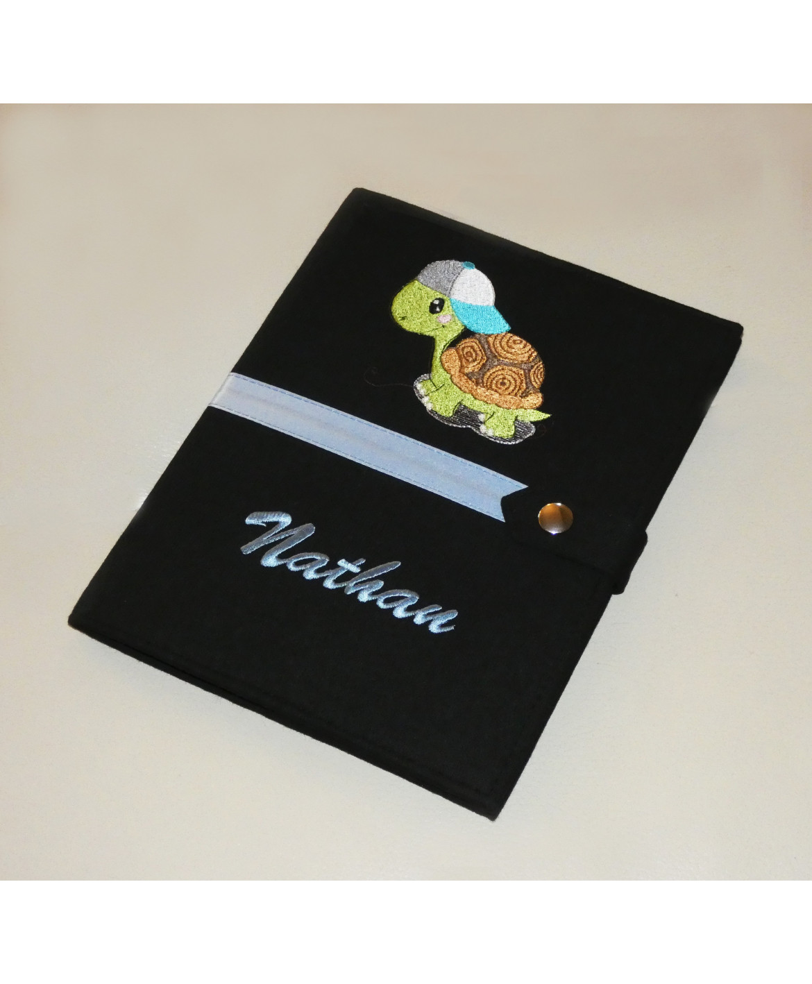 Protège carnet de santé rigide noir personnalisé - petite tortue - Cadeau de naissance garçon Protège carnet de santé rigide noir personnalisé - petite tortue - Cadeau de naissance garçon