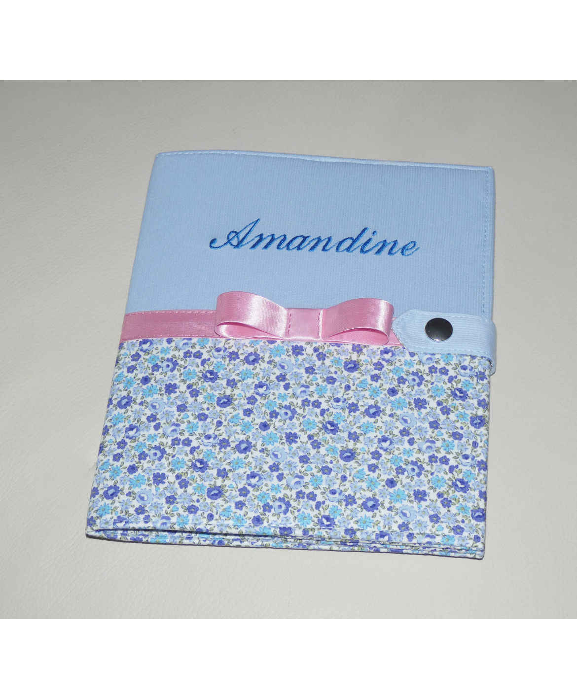 Protège carnet de santé rigide personnalisé - Fleurs bleues - Cadeau de naissance fille personnalisé Protège carnet de santé rigide personnalisé - Fleurs bleues - Cadeau de naissance fille personnalisé