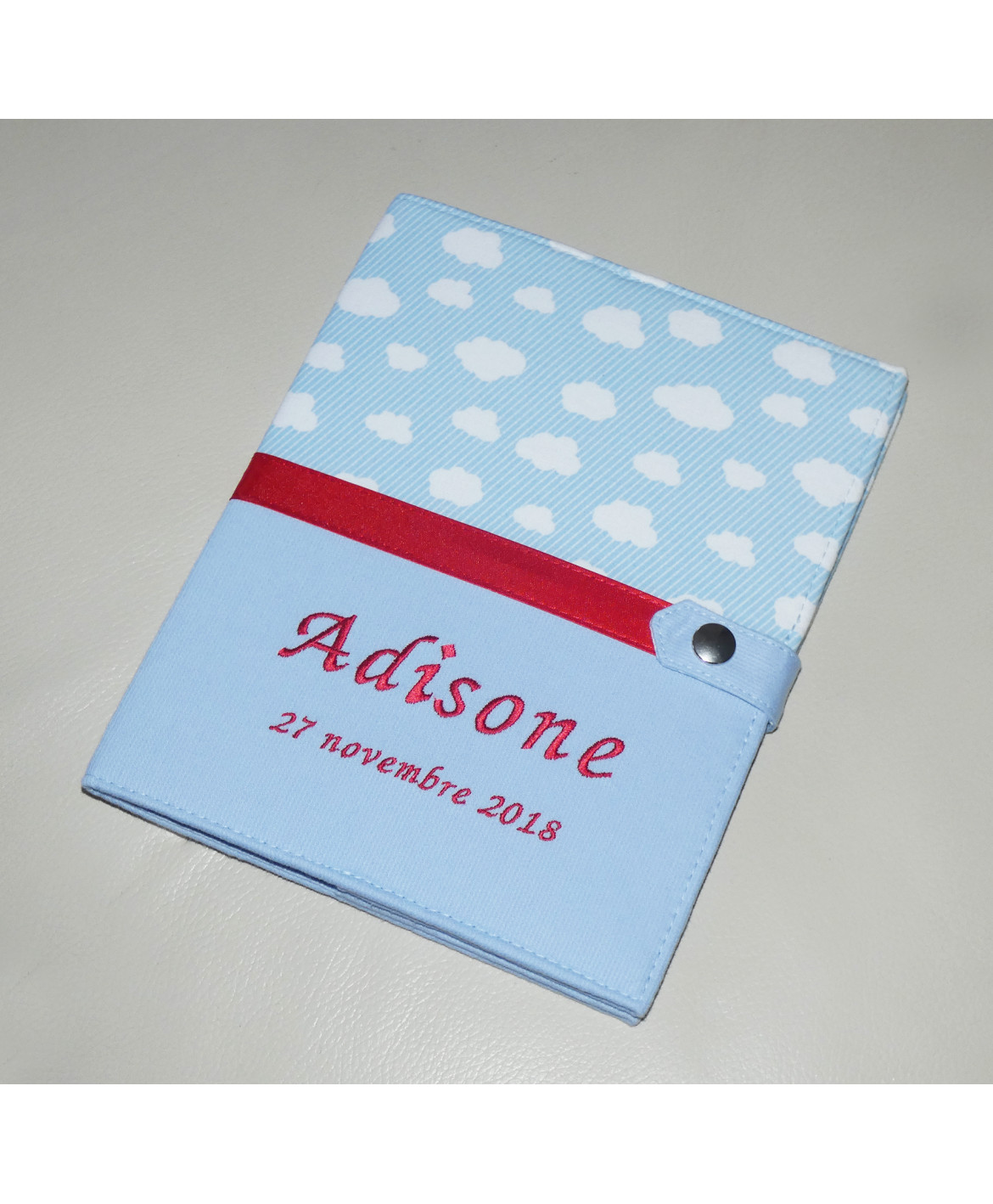 Protège carnet de santé rigide personnalisé bleu - nuages Protège carnet de santé rigide personnalisé bleu - nuages