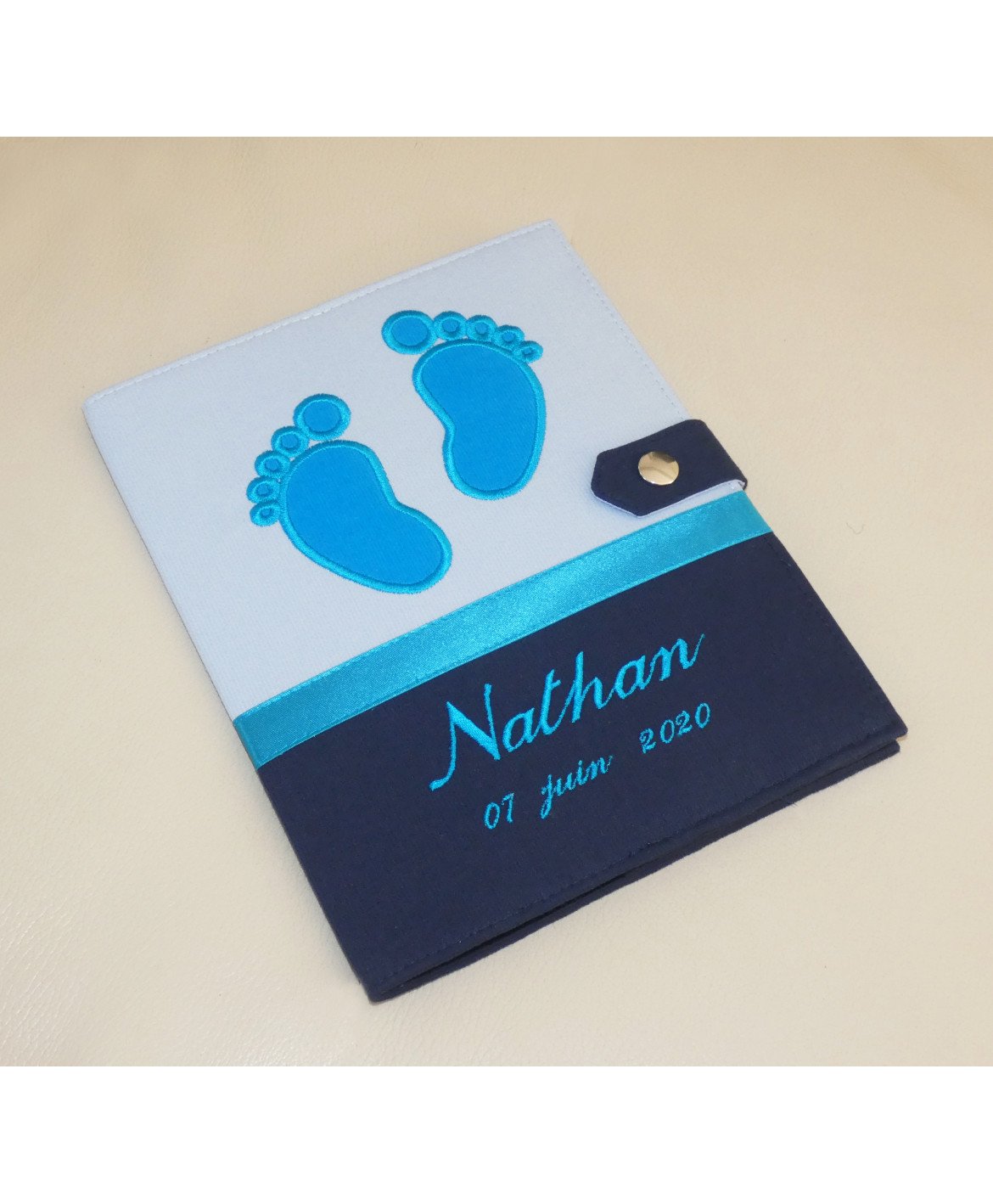 Protège carnet de santé garçon personnalisé rigide - baby feet - bleu - turquoise - cadeau de naissance personnalisé Protège carnet de santé garçon personnalisé rigide - baby feet - bleu - turquoise - cadeau de naissance personnalisé